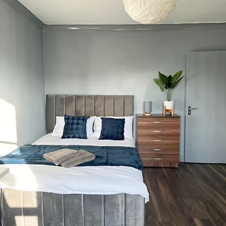 Luxury Room In A 4 Bedroom Flat! 4 Minutes Walk To Kingscross, St Pancras